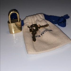 An AUTHETIC Louis Vuitton lock ❤️